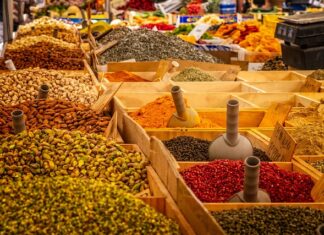 Jak zrobić stragan z kartonu?